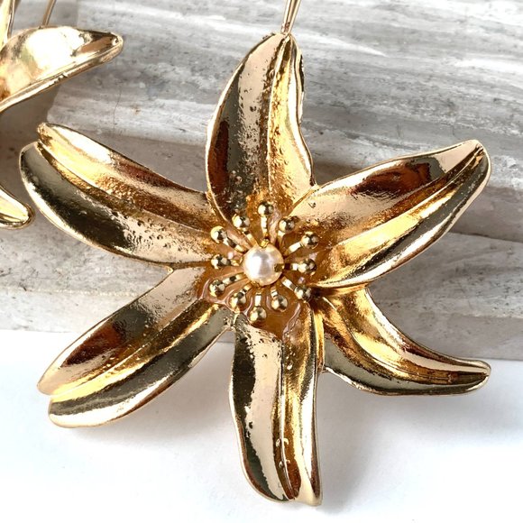 New ~ Zara Large Pearl Flower Earrings - Picture 3 of 7